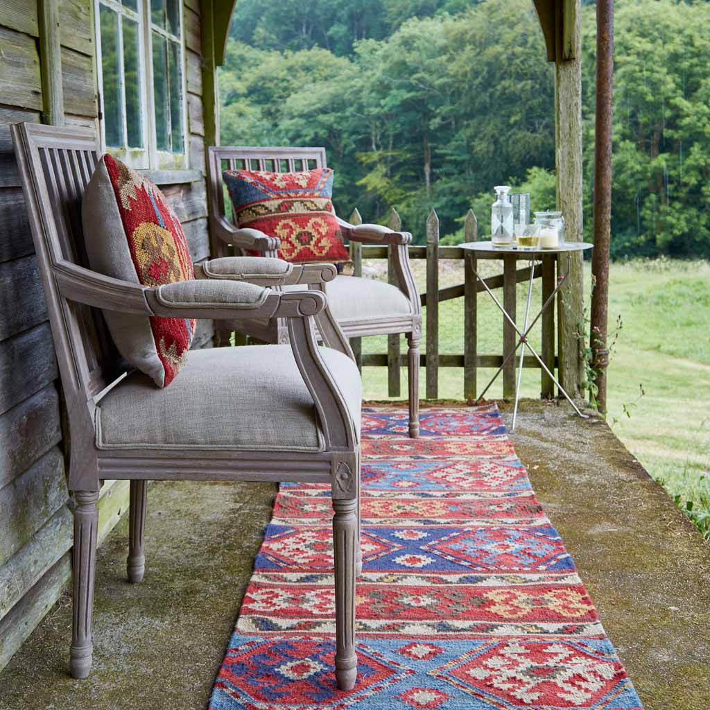 https://www.weavergreen.us/cdn/shop/files/outdoor-rugs-Pav_Taurus_044.jpg?v=1691057781&width=1445